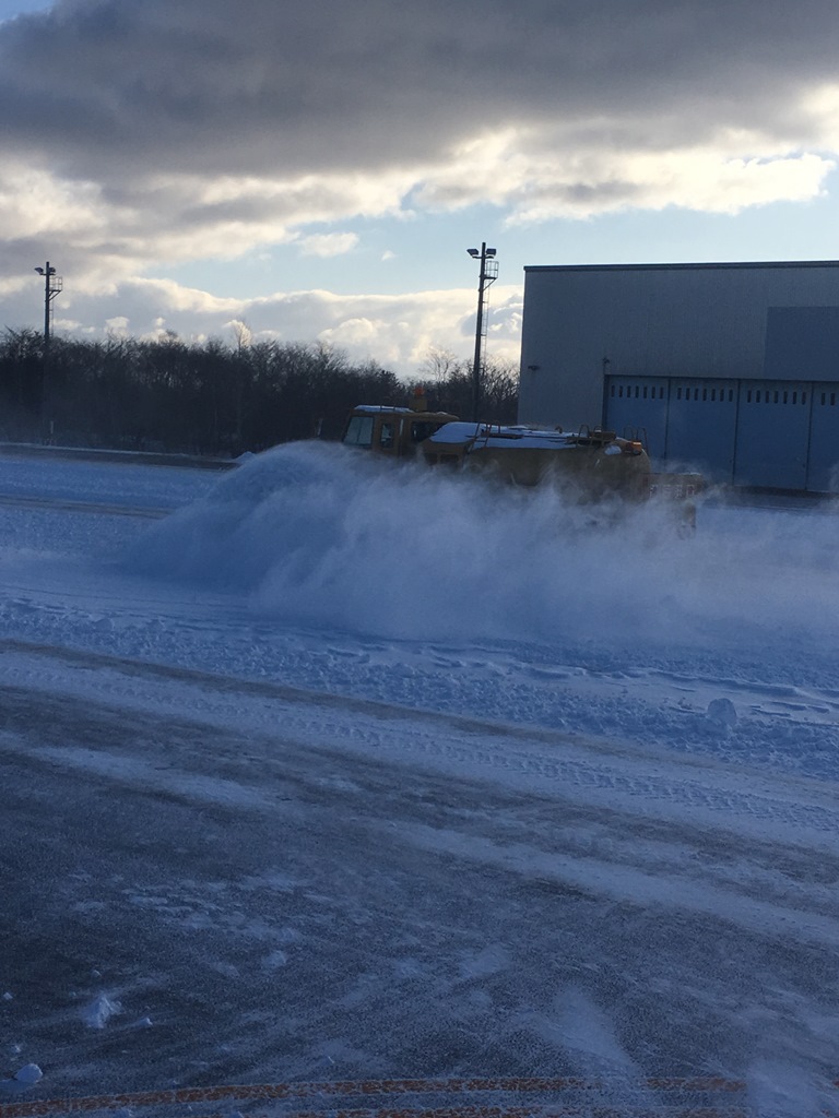 積雪約25㎝　鹿部飛行場の除雪作業