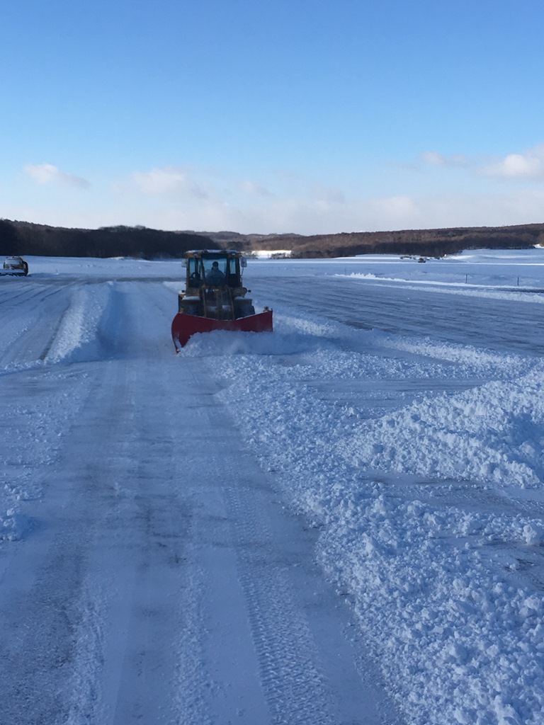 積雪約25㎝　鹿部飛行場の除雪作業