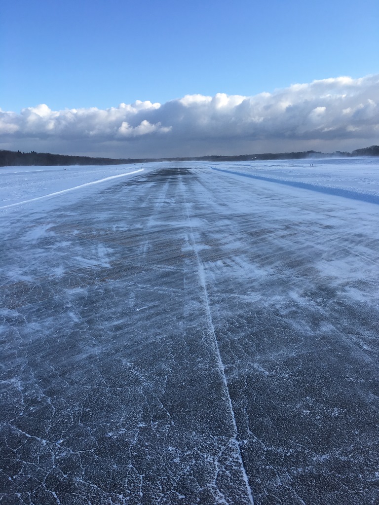 積雪約25㎝　鹿部飛行場の除雪作業