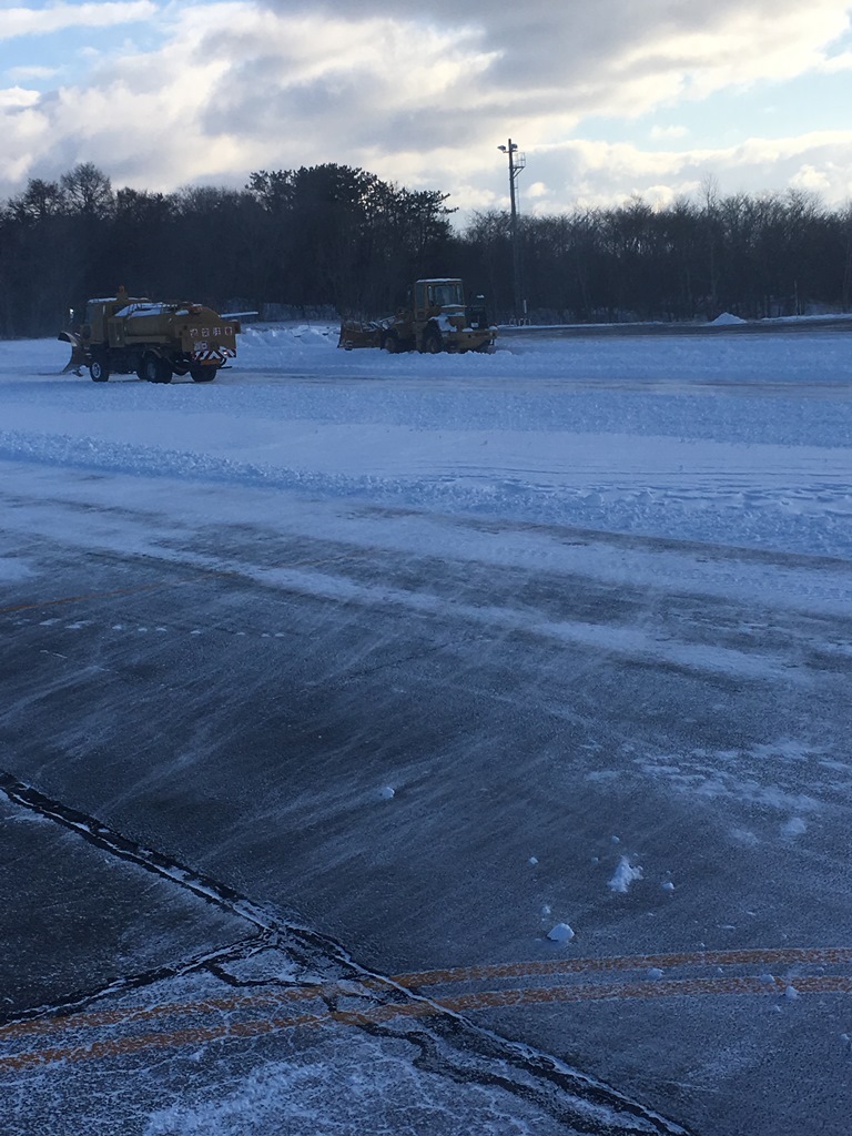 積雪約25㎝　鹿部飛行場の除雪作業