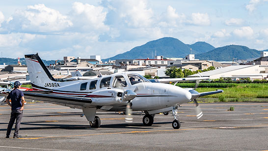 航空機点検整備風景の写真